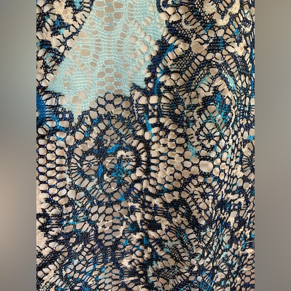 Gorgeous lace overlay dress - Picture 2 of 5